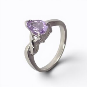 Dámsky strieborný prsteň s ametystom Violet Elegance